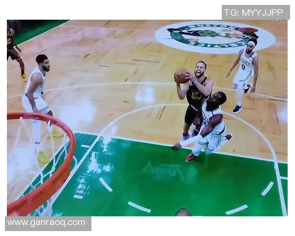 勇士队精妙传切配合小佩顿灵活打板上篮轻松得分 勇士队精妙传切配合小佩顿灵活打板上篮轻松得分