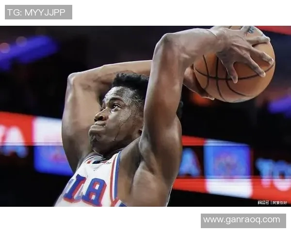 美记埃奇库姆费城主场首秀真是精彩绝伦 他下场时球迷热烈鼓掌 美记埃奇库姆费城主场首秀真是精彩绝伦 他下场时球迷热烈鼓掌