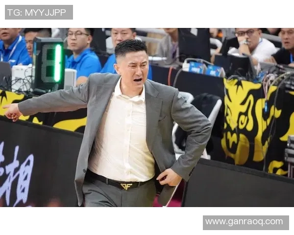 杜锋周琦酒店握手赞新发型！广厦官宣总冠军锋线到队，新疆签NBA后卫