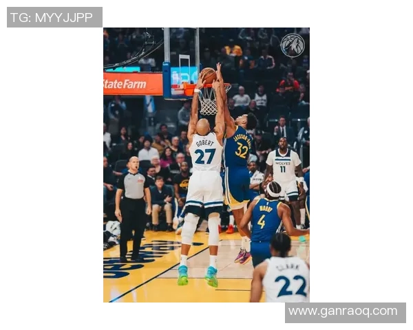 这回合下风！戈贝尔扣篮被杰伦·史密斯摁在篮脖子上 跳球也输了